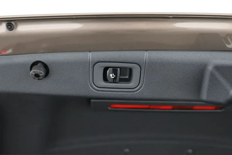 Mercedes-Benz E 220 (Clasa E) din 2025 cu 10.199 km - oferta MER205283 - foto 24