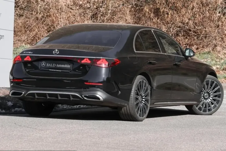 Mercedes-Benz E 220 (Clasa E) din 2025 cu 11.574 km - oferta MER205291 - foto 2