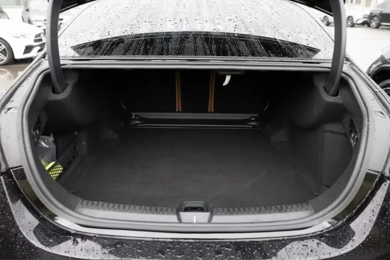 Mercedes-Benz E 200 (Clasa E) din 2025 cu 11.450 km - oferta MER205346 - foto 4