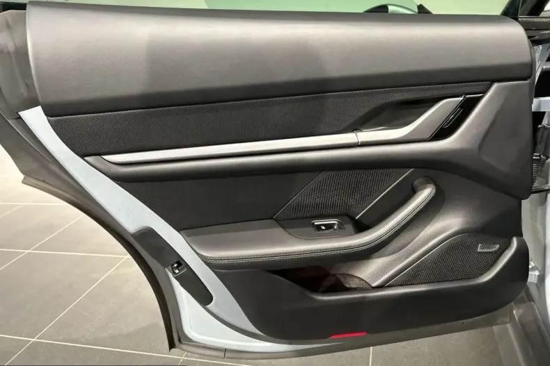 Porsche Taycan din 2024 cu 21.350 km - oferta POR205393 - foto 14