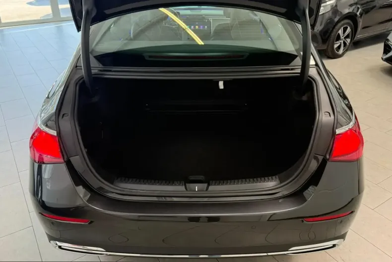 Mercedes-Benz E 220 (Clasa E) din 2025 cu 8.612 km - oferta MER205432 - foto 6