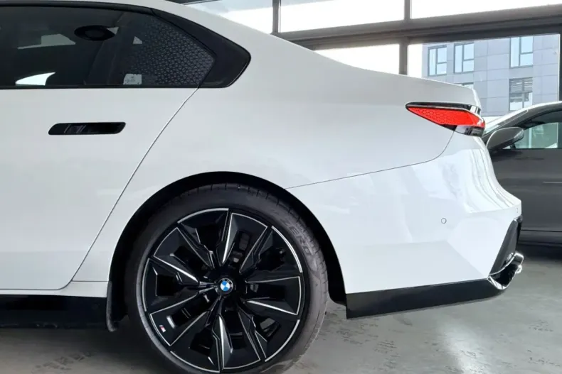 BMW M760 (Seria 7) din 2023 cu 26.172 km - oferta BMW205509 - foto 41