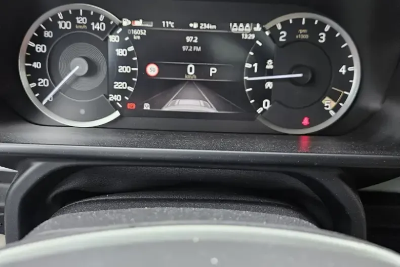 Land Rover Defender din 2023 cu 18.100 km - oferta LAN205607 - foto 3