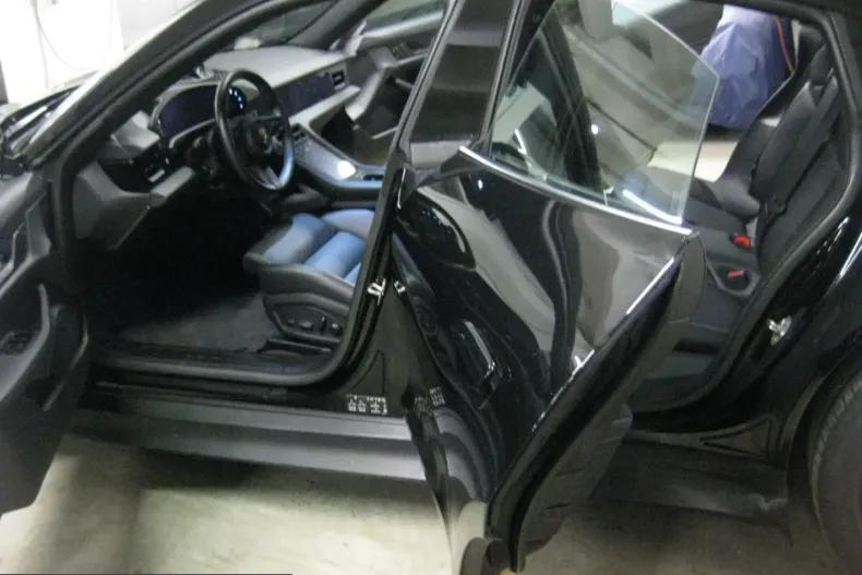 Porsche Taycan din 2023 cu 29.997 km - oferta POR205636 - foto 3