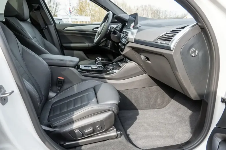 BMW X4 M40 (Seria X) din 2025 cu 5.800 km - oferta BMW205695 - foto 6