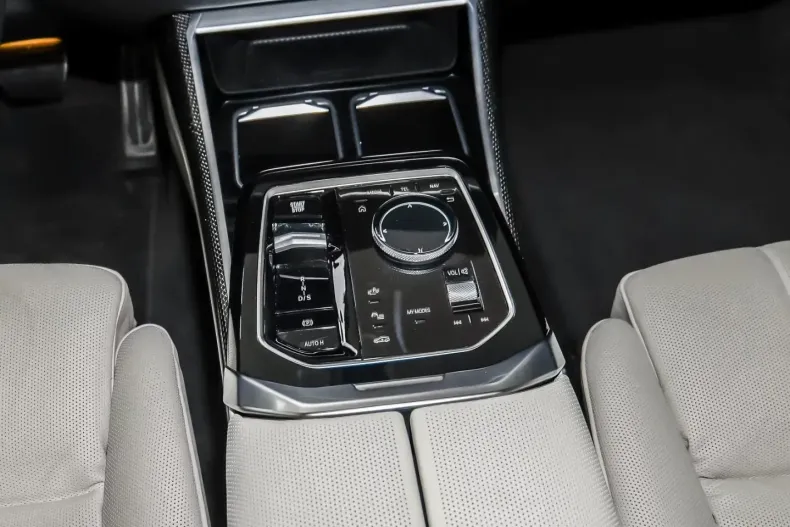 BMW 740 (Seria 7) din 2025 cu 21.200 km - oferta BMW205709 - foto 11