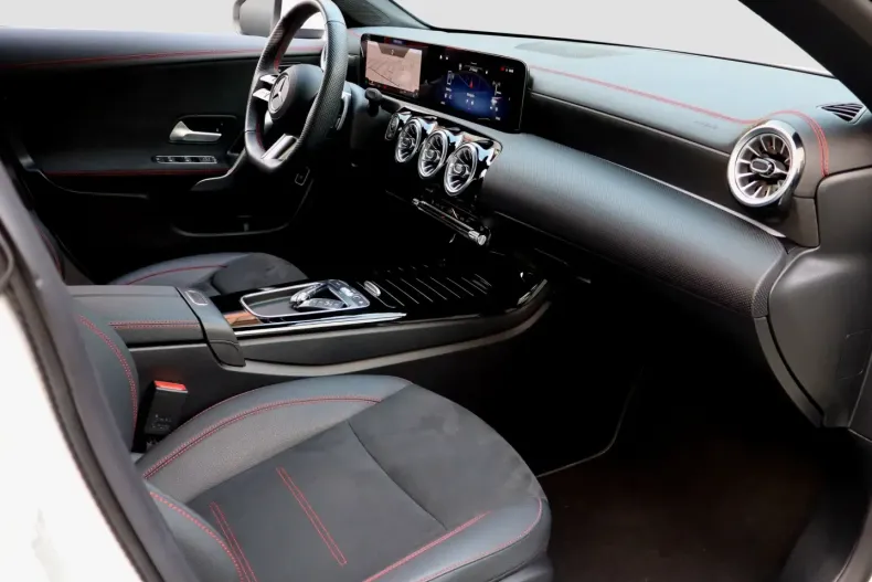 Mercedes-Benz CLA 180 (Clasa CLA) din 2024 cu 14.500 km - oferta MER205711 - foto 19