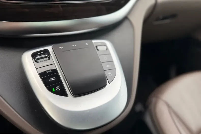 Mercedes-Benz V 300 (Clasa V) din 2023 cu 41.939 km - oferta MER205930 - foto 19