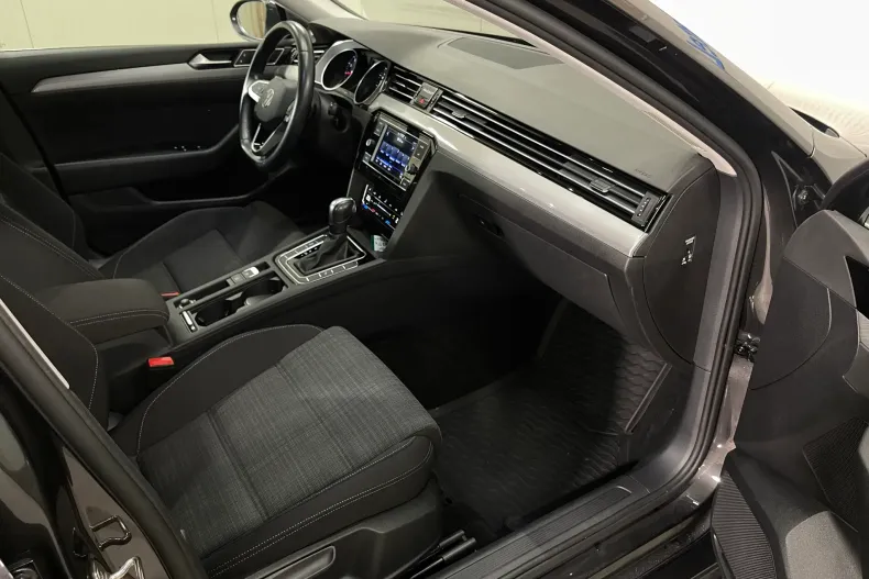 Volkswagen Passat din 2022 cu 53.887 km - oferta VOL206237 - foto 9