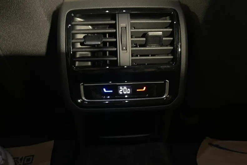 Volkswagen Passat din 2022 cu 53.887 km - oferta VOL206237 - foto 20