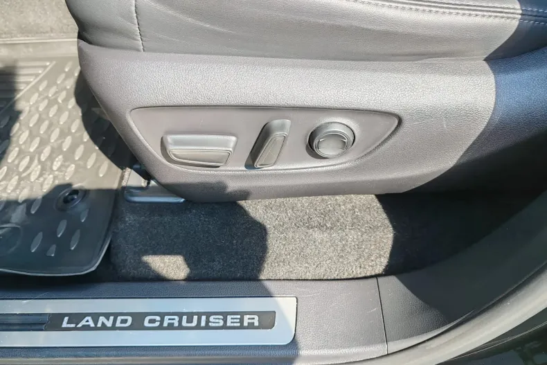 Toyota Land Cruiser 300 din 2023 cu 85.199 km - oferta TOY206545 - foto 15