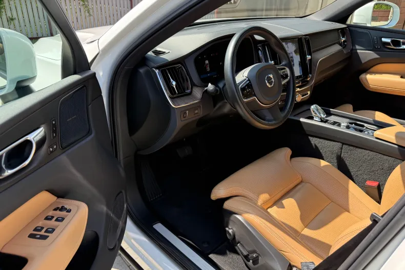 Volvo XC60 din 2022 cu 80.762 km - oferta VOL206640 - foto 3