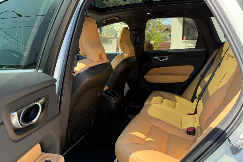 Volvo XC60 din 2022 cu 80.762 km - oferta VOL206640 - foto 4