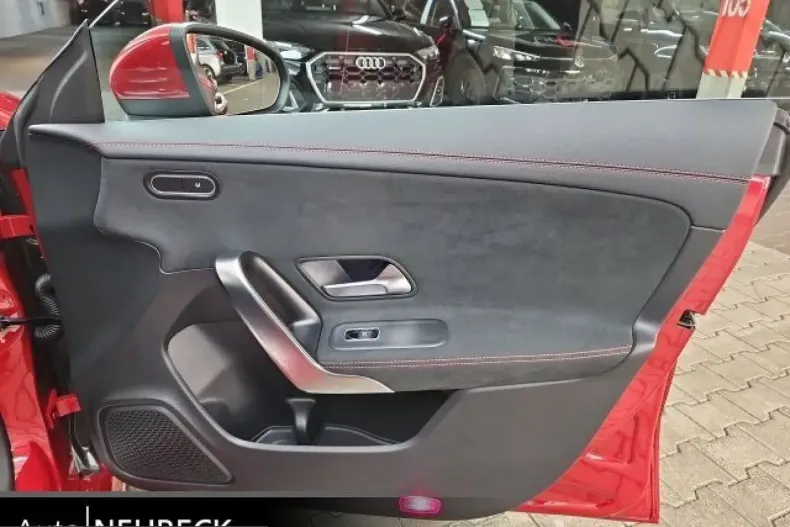 Mercedes-Benz CLA 220 (Clasa CLA) din 2024 cu 8.000 km - oferta MER206803 - foto 22