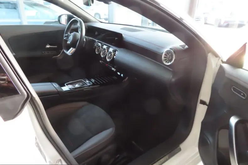 Mercedes-Benz CLA 200 (Clasa CLA) din 2024 cu 61.000 km - oferta MER206916 - foto 4