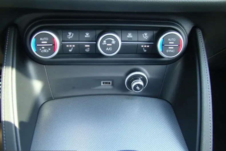 Alfa Romeo Stelvio din 2024 cu 3.040 km - oferta ALF207019 - foto 13