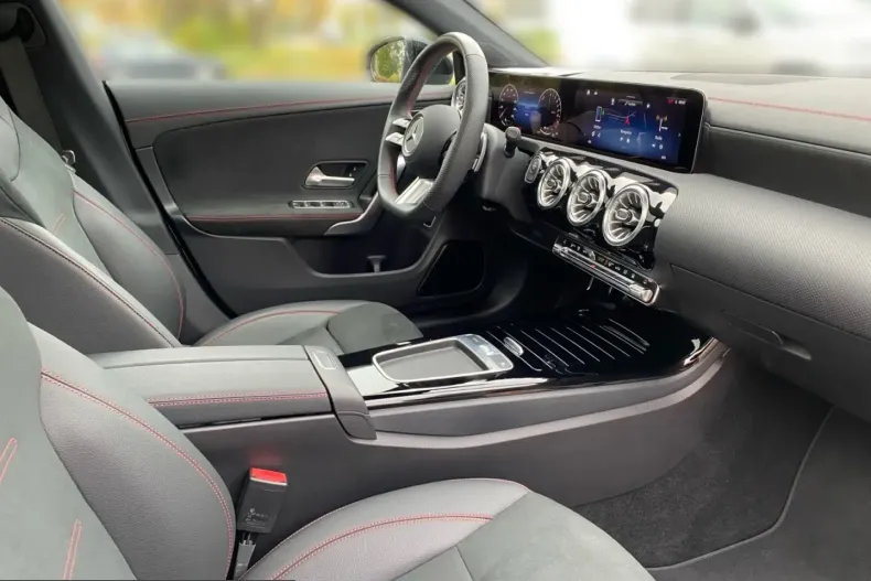 Mercedes-Benz CLA 250 (Clasa CLA) din 2023 cu 10.950 km - oferta MER207576 - foto 12