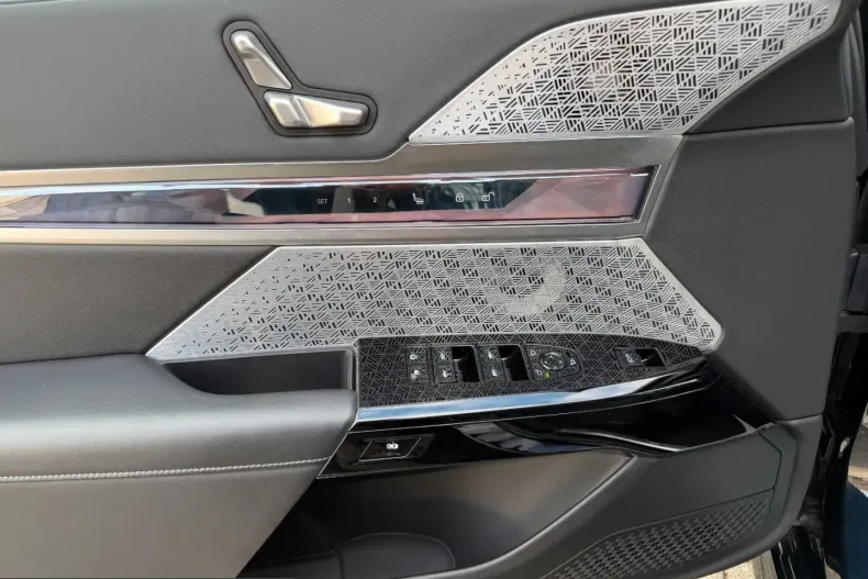 BMW i7 (Seria 7) din 2023 cu 16.528 km - oferta BMW207801 - foto 16