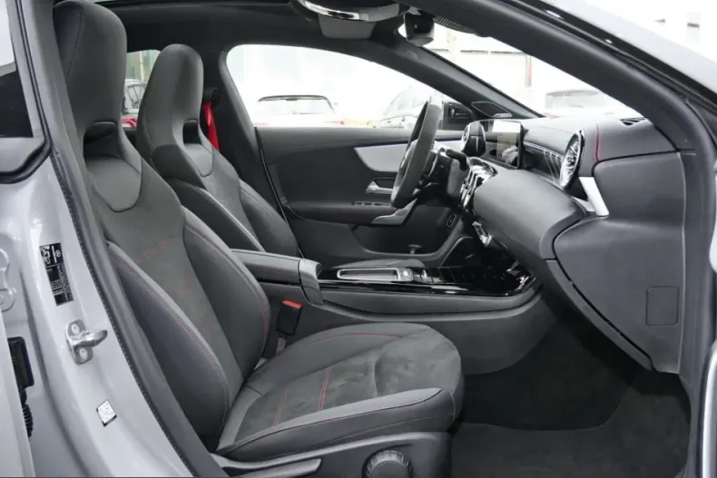 Mercedes-Benz CLA 45 AMG (Clasa CLA) din 2025 cu 4.200 km - oferta MER207910 - foto 11