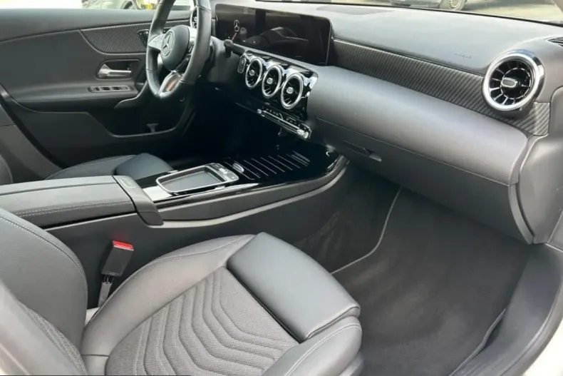 Mercedes-Benz A 250 (Clasa A) din 2024 cu 4.176 km - oferta MER208183 - foto 6