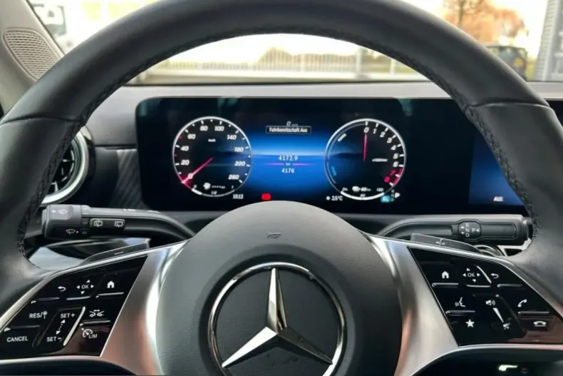 Mercedes-Benz A 250 (Clasa A) din 2024 cu 4.176 km - oferta MER208183 - foto 7