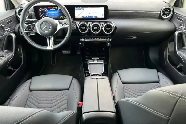 Mercedes-Benz A 250 (Clasa A) din 2024 cu 4.176 km - oferta MER208183 - foto 12