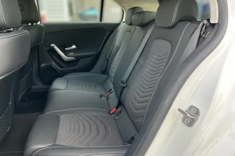 Mercedes-Benz A 250 (Clasa A) din 2024 cu 4.176 km - oferta MER208183 - foto 13