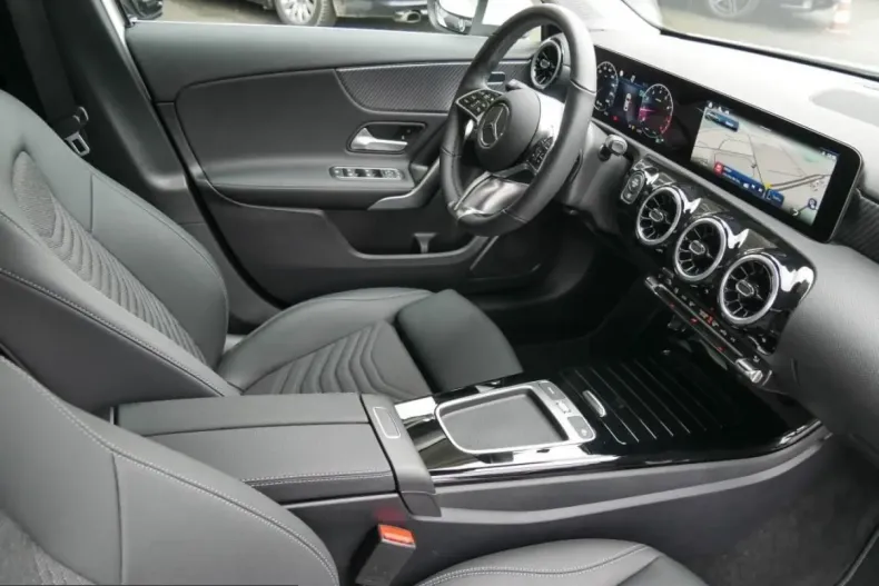 Mercedes-Benz A 200 (Clasa A) din 2024 cu 6.227 km - oferta MER208192 - foto 3