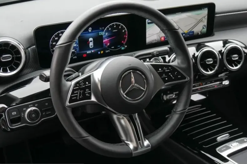 Mercedes-Benz A 200 (Clasa A) din 2024 cu 6.227 km - oferta MER208192 - foto 8