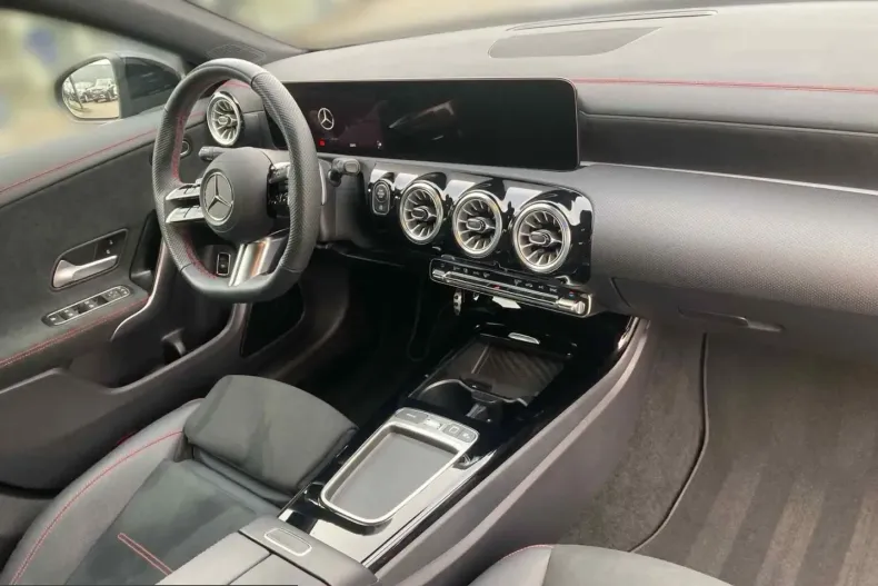 Mercedes-Benz CLA 200 (Clasa CLA) din 2024 cu 15.680 km - oferta MER208206 - foto 7