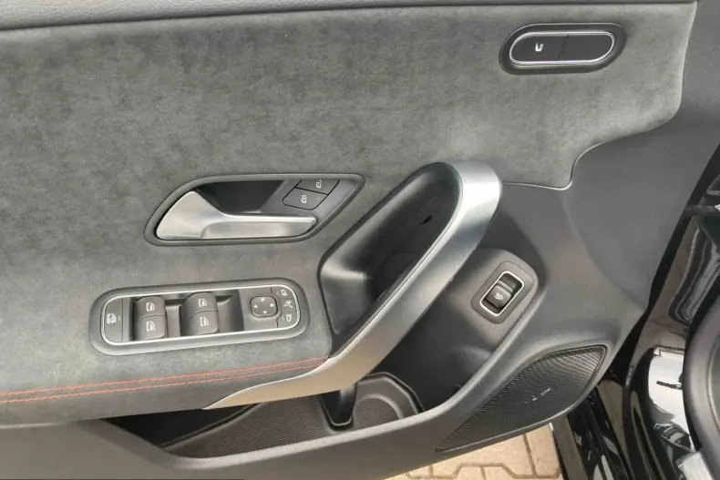 Mercedes-Benz CLA 200 (Clasa CLA) din 2024 cu 15.680 km - oferta MER208206 - foto 13