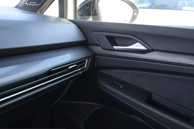 Volkswagen Golf din 2023 cu 10.389 km - oferta VOL208216 - foto 16