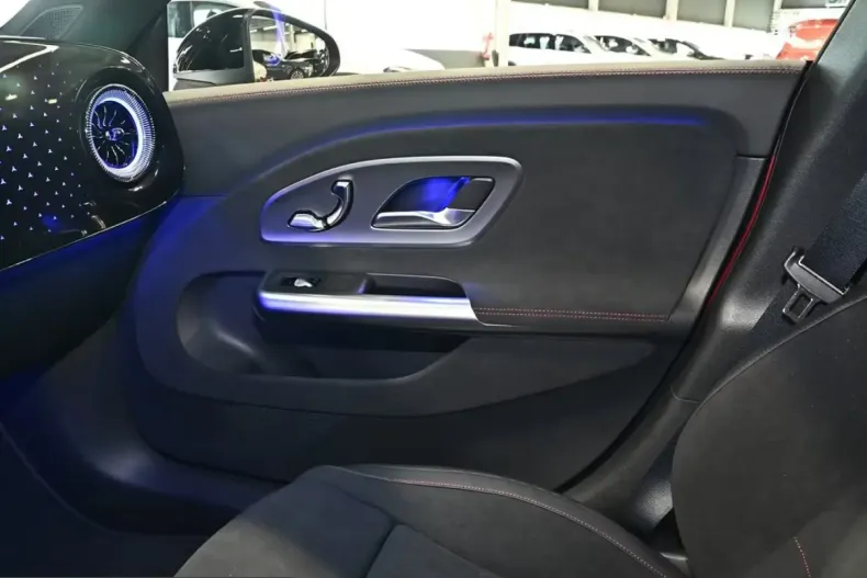 Mercedes-Benz CLA 200 (Clasa CLA) din 2025 cu 9.900 km - oferta MER208217 - foto 7