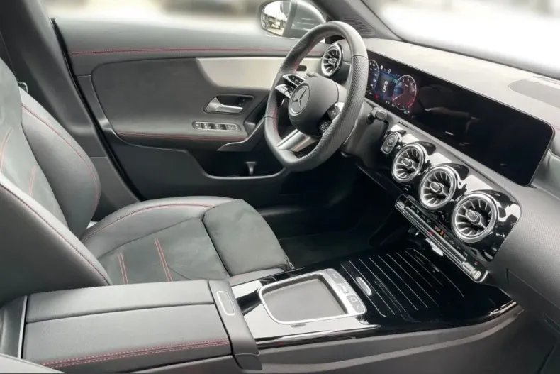 Mercedes-Benz CLA 200 (Clasa CLA) din 2025 cu 2.819 km - oferta MER208236 - foto 8