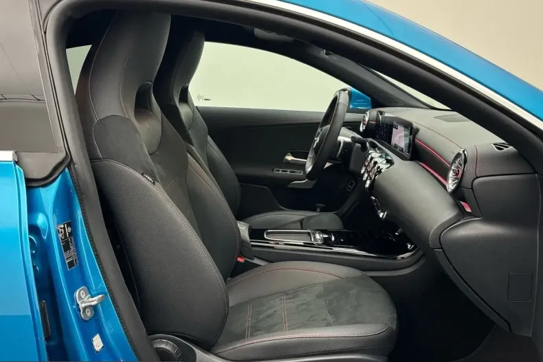 Mercedes-Benz CLA 200 (Clasa CLA) din 2025 cu 14.000 km - oferta MER208237 - foto 9