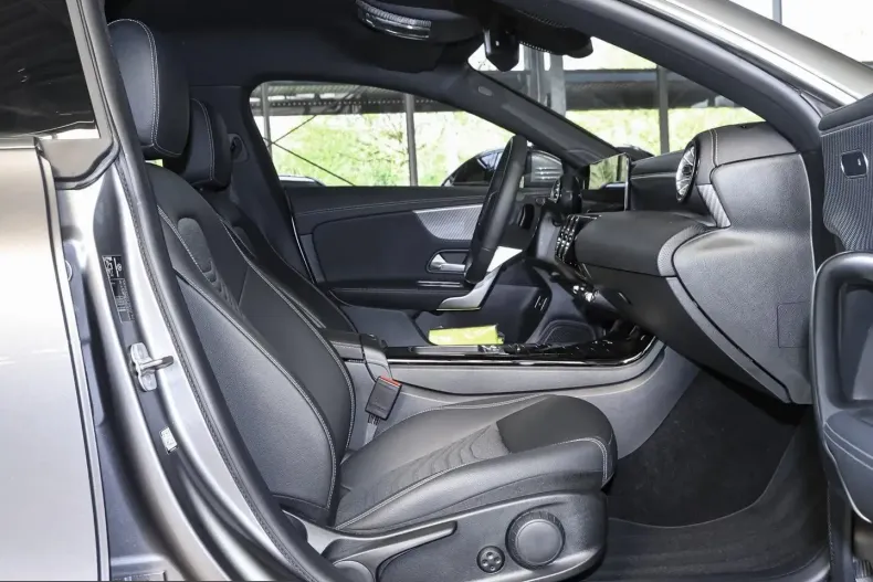 Mercedes-Benz CLA 200 (Clasa CLA) din 2025 cu 11.994 km - oferta MER208242 - foto 4