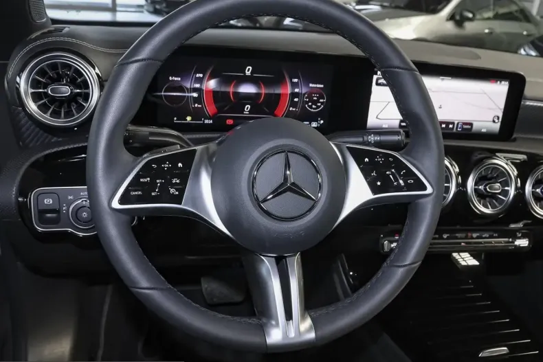 Mercedes-Benz CLA 200 (Clasa CLA) din 2025 cu 11.994 km - oferta MER208242 - foto 8