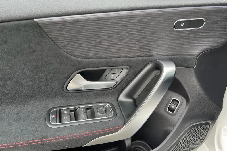 Mercedes-Benz A 200 (Clasa A) din 2024 cu 10 km - oferta MER208570 - foto 9
