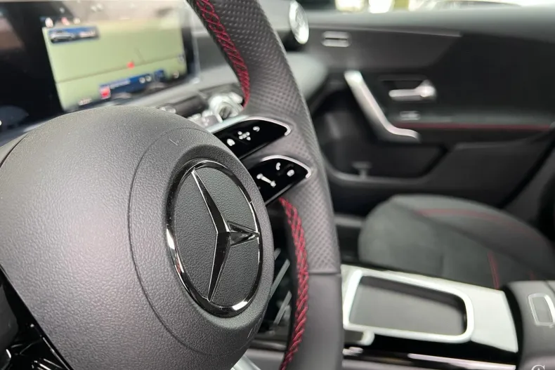 Mercedes-Benz A 200 (Clasa A) din 2024 cu 10 km - oferta MER208570 - foto 16
