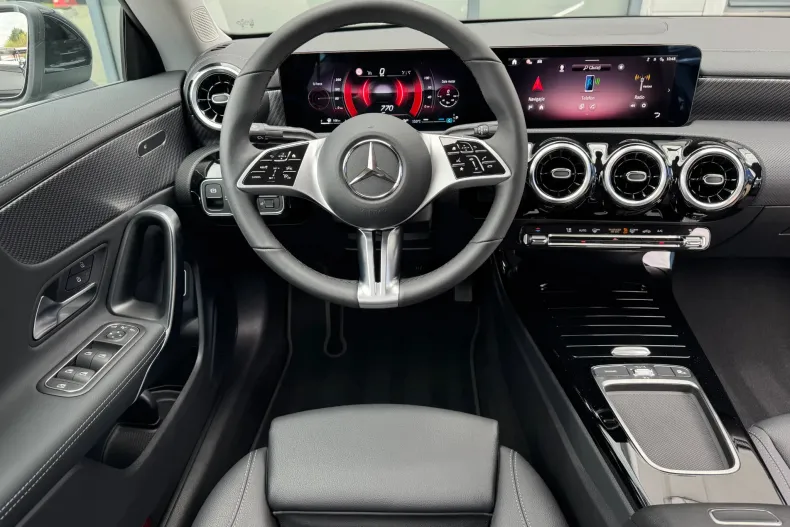 Mercedes-Benz CLA 180 (Clasa CLA) din 2025 cu 4.731 km - oferta MER209001 - foto 7