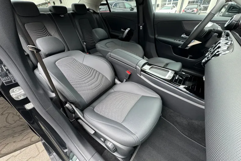Mercedes-Benz CLA 180 (Clasa CLA) din 2025 cu 4.731 km - oferta MER209001 - foto 12