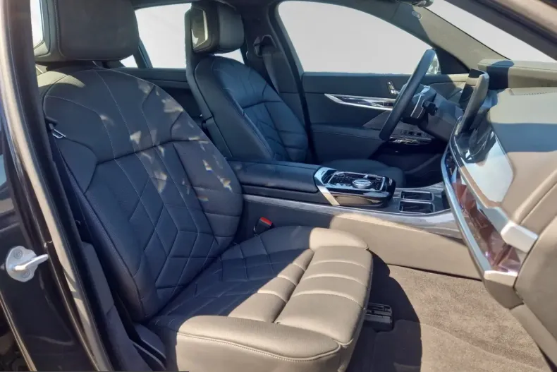 BMW 750 (Seria 7) din 2024 cu 4.500 km - oferta BMW209913 - foto 9