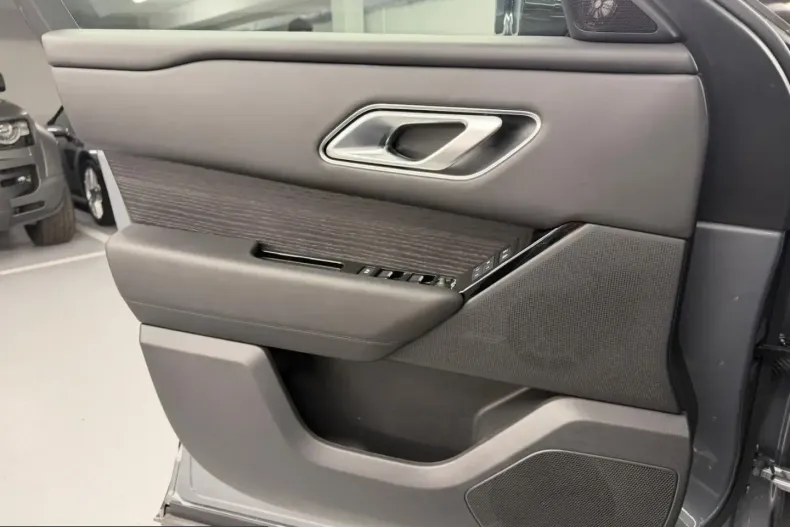 Land Rover Range Rover Velar din 2025 cu 14.206 km - oferta LAN210026 - foto 22