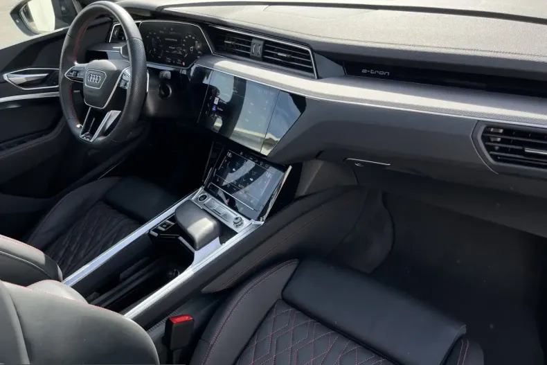 Audi Q8 din 2024 cu 15.618 km - oferta AUD210101 - foto 11