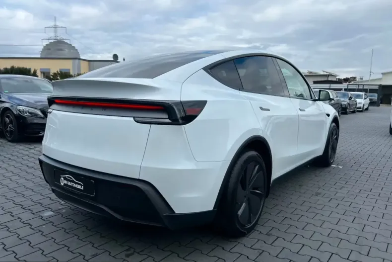 Tesla Model Y din 2025 cu 14.800 km - oferta TES210236 - foto 4