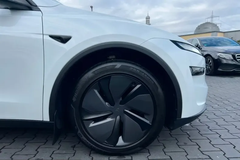 Tesla Model Y din 2025 cu 14.800 km - oferta TES210236 - foto 7