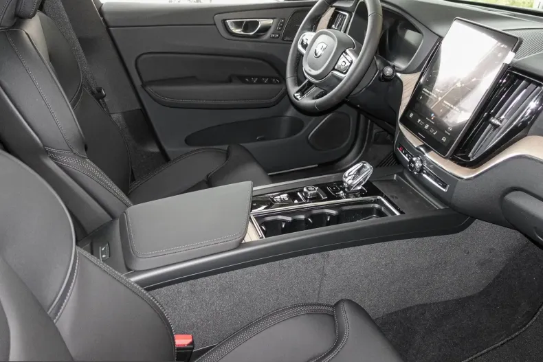 Volvo XC60 din 2025 cu 5.000 km - oferta VOL210315 - foto 5