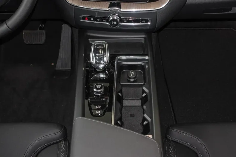 Volvo XC60 din 2025 cu 5.000 km - oferta VOL210315 - foto 10