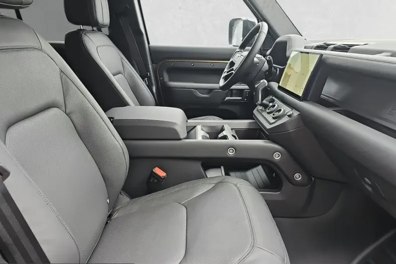 Land Rover Defender din 2024 cu 2.500 km - oferta LAN210444 - foto 3