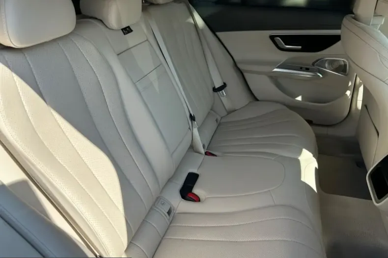 Mercedes-Benz E 300 (Clasa E) din 2024 cu 26.450 km - oferta MER210650 - foto 13